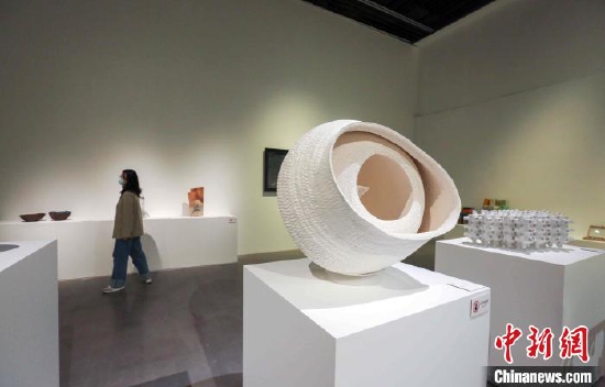 展览中的作品注重陶瓷材料语言的创新及艺术本体语言表达 范玉 摄